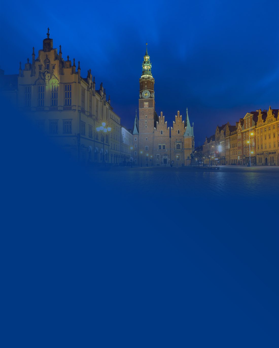 Rynek we Wrocławiu z wieżą ratusza o niebieskiej godzinie